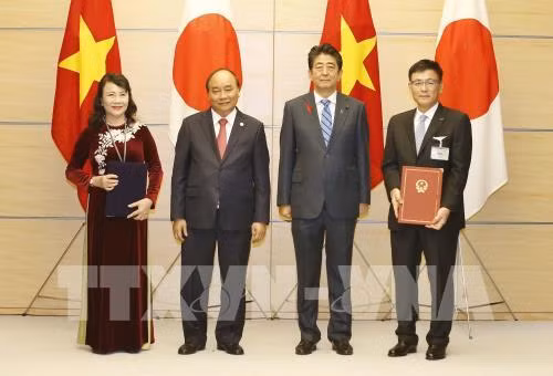 越南政府总理阮春福与日本首相安倍出席双边合作文件签字仪式 ảnh 1 越南政府总理阮春福与日本首相安倍出席双边合作文件签字仪式 ảnh 1