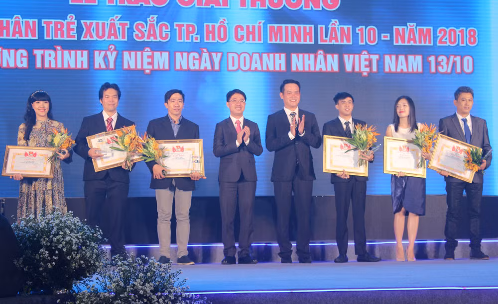 胡志明市17名优秀青年企业家获表彰 ảnh 1