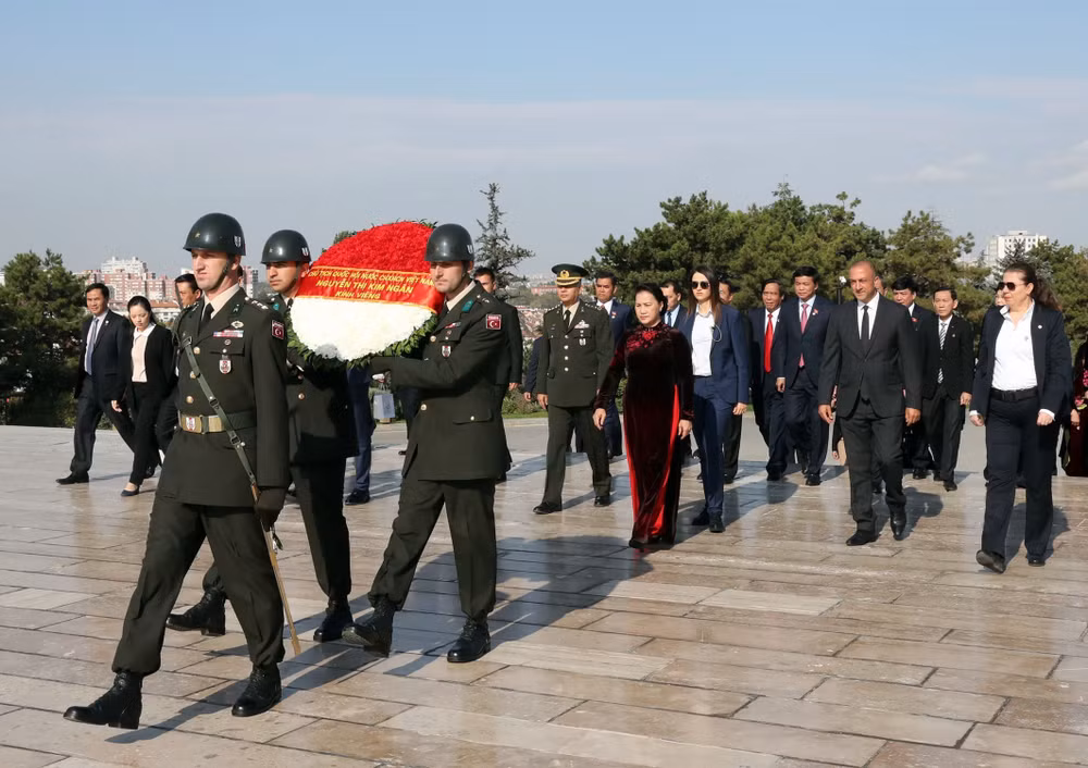越南国会主席阮氏金银与土耳其议会议长比纳利·耶尔德勒姆举行会谈 ảnh 3