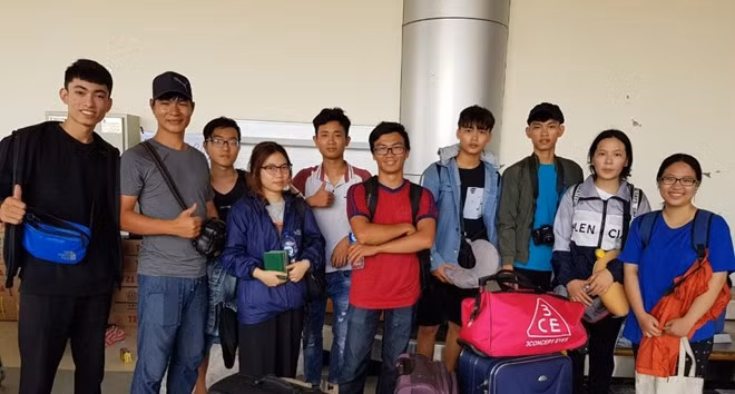 印尼地震和海啸：10名越南大学生已被安全送往帕卢机场 ảnh 1