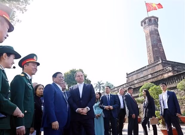 越南政府总理范明政同白俄罗斯总理参观河内旗台并品尝越南咖啡 ảnh 1