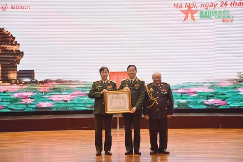 柬埔寨向越南政治官校授予二等友谊勋章 ảnh 1