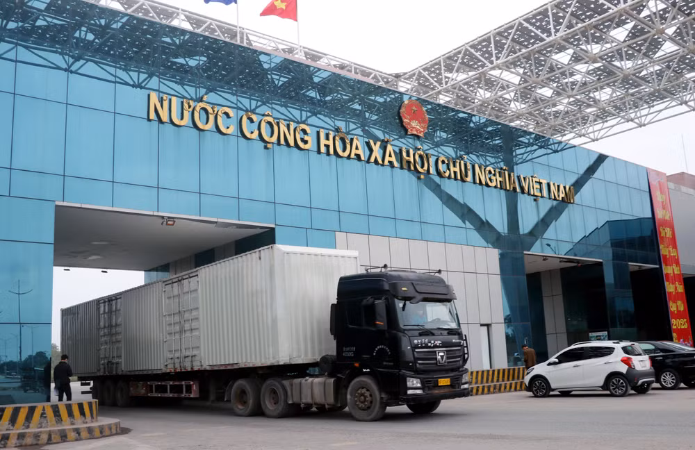 自12月11日起持有护照或边境通行证的旅客可在北仑河二桥口岸通关 ảnh 1
