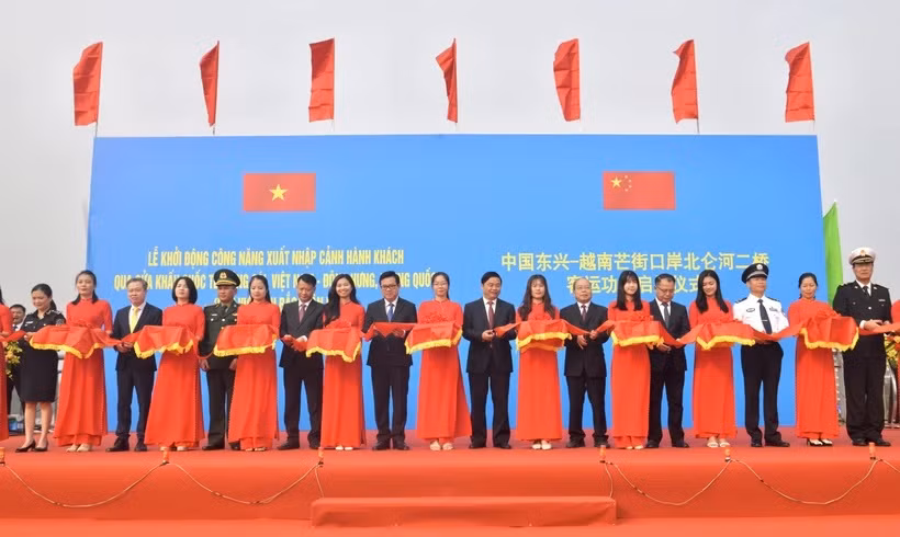 越南芒街—中国东兴口岸北仑河二桥客运功能启用 ảnh 1