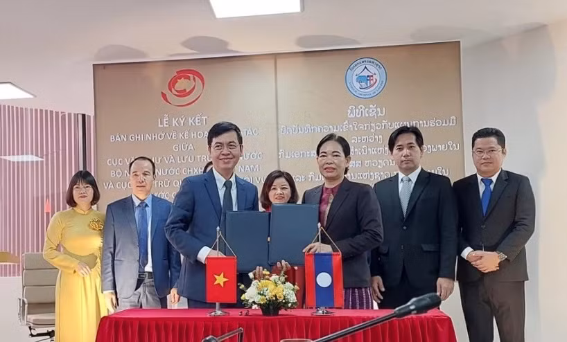 越南与老挝签署文书档案领域的合作谅解备忘录 ảnh 1