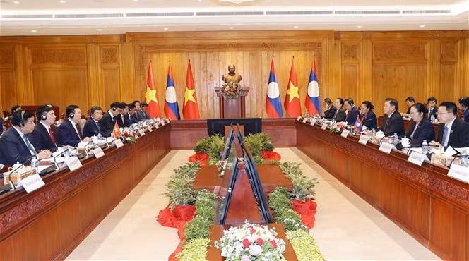 越南国会主席王廷惠与老挝国会主席赛宋蓬举行会谈 ảnh 2