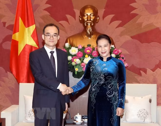 越南国会主席阮氏金银会见韩国大检察厅检察总长文武一 ảnh 1