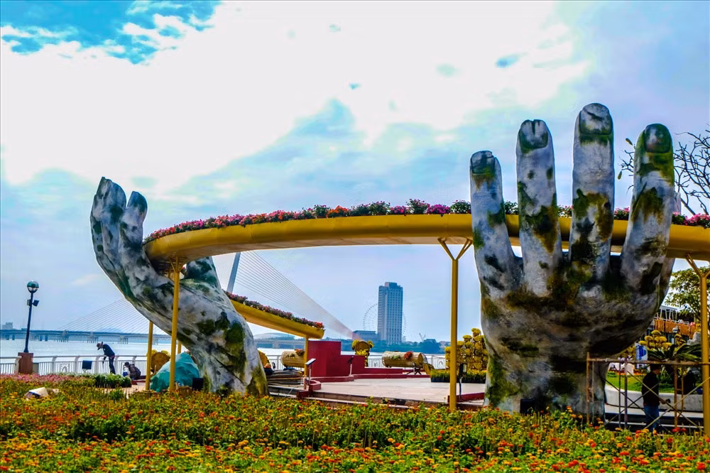 岘港市春节花街再现“金桥”形象 ảnh 2