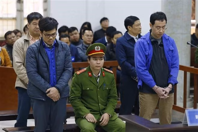 平山石化公司四名原领导滥用职权侵占财产被判处25年监禁 ảnh 1