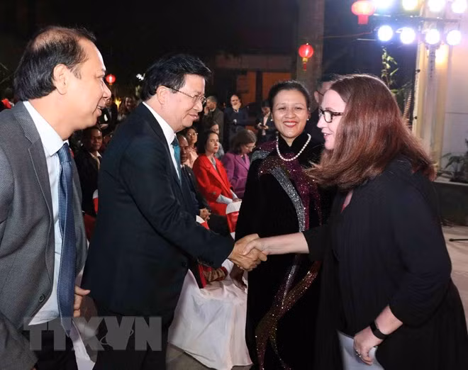 各国驻越外交代表机构和国际组织代表见面会在河内举行 ảnh 1 各国驻越外交代表机构和国际组织代表见面会在河内举行 ảnh 1