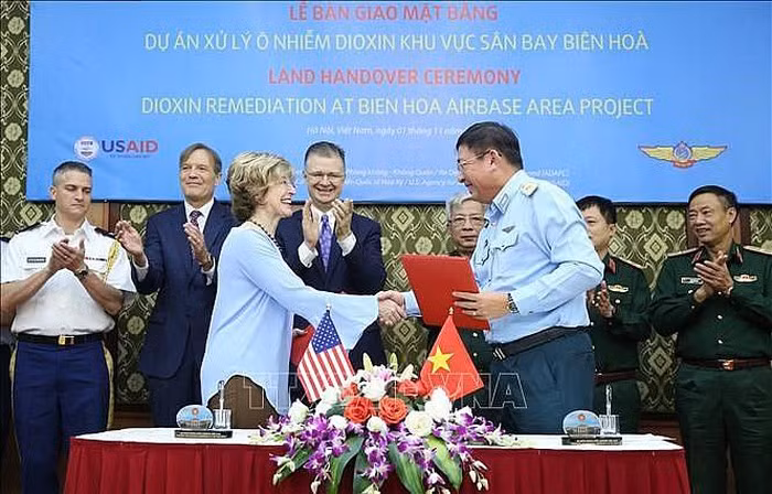 越南与美国合作开展边和机场迪奥辛污染清除项目 ảnh 1 越南与美国合作开展边和机场迪奥辛污染清除项目 ảnh 1