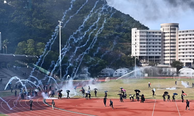 越南驻中国香港总领事馆为在港越南留学生回国提供支持 ảnh 1