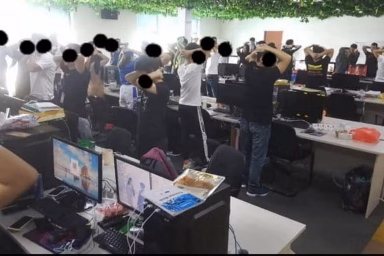 马来西亚警方破获一起在马中国公民最大网络电信诈骗案 ảnh 1