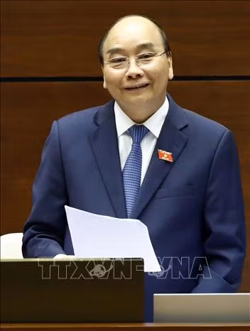 越南第十四届国会第八次会议：政府总理阮春福回答国会代表的询问 ảnh 1