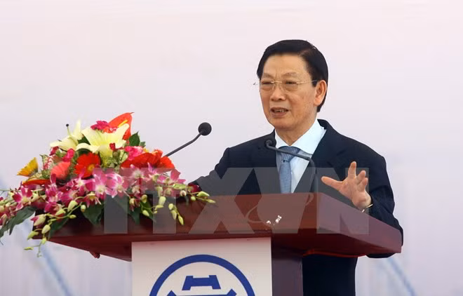波兰驻越大使向原河内市人民委员会主席阮世草授予“BeneMerito”勋章 ảnh 1 波兰驻越大使向原河内市人民委员会主席阮世草授予“BeneMerito”勋章 ảnh 1