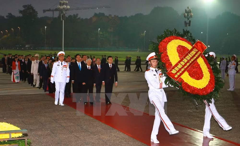 出席越共十二大各位代表拜谒胡志明主席陵墓 ảnh 1 出席越共十二大各位代表拜谒胡志明主席陵墓 ảnh 1