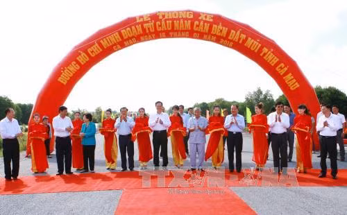 阮晋勇总理下达和中桥与胡志明公路南根至地美路段通车令 ảnh 2