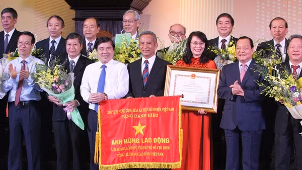 胡志明市劳动联合会荣获劳动英雄称号 ảnh 1
