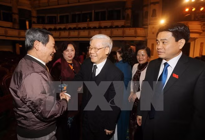 越南党和国家领导人出席河内市历届国会代表见面会 ảnh 1 越南党和国家领导人出席河内市历届国会代表见面会 ảnh 1