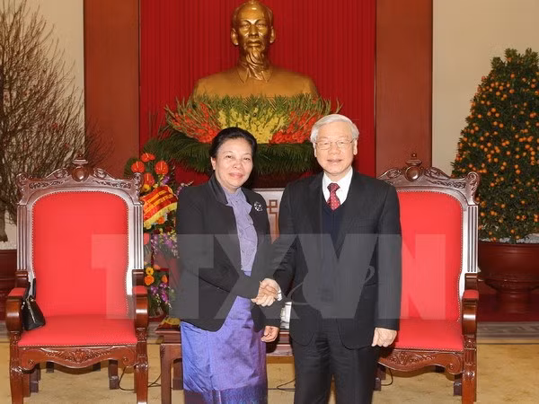 阮富仲总书记会见老挝人民革命党中央委员会总书记特使 ảnh 1