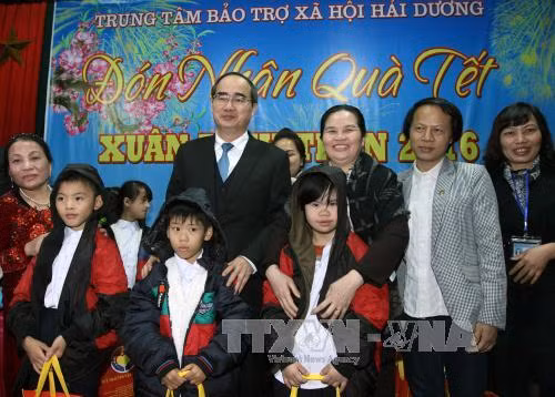 阮善仁同志为茶荣省贫困群众赠送春节慰问品 ảnh 1 阮善仁同志为茶荣省贫困群众赠送春节慰问品 ảnh 1