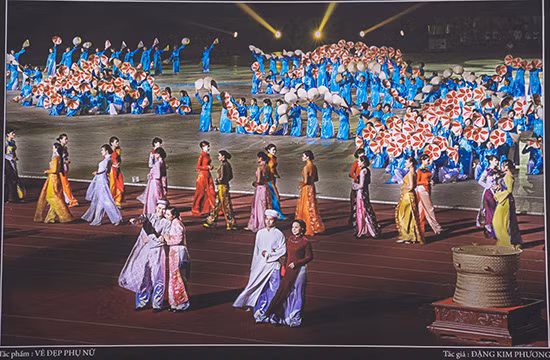 “越南妇女之美”图片展在平顺省举行 ảnh 1