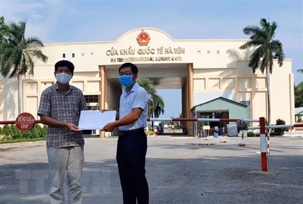 越南驻西哈努克省总领事馆接收坚江省的援助资金 ảnh 1 越南驻西哈努克省总领事馆接收坚江省的援助资金 ảnh 1