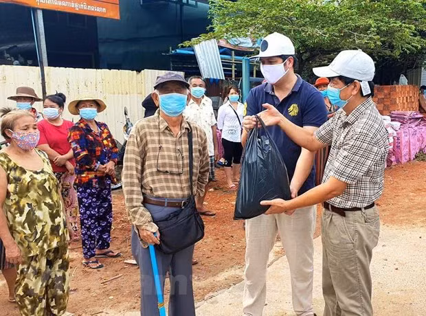 越南驻西哈努克圣殿省总领事馆向旅居疫情封锁区越南同胞提供救援物资 ảnh 1 越南驻西哈努克圣殿省总领事馆向旅居疫情封锁区越南同胞提供救援物资 ảnh 1