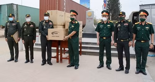 越南总后勤局向柬埔寨国防部赠送医疗物资 ảnh 1 越南总后勤局向柬埔寨国防部赠送医疗物资 ảnh 1