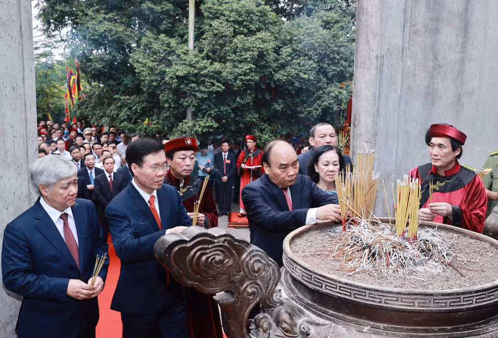 越南国家主席阮春福向各位雄王敬香 ảnh 1 越南国家主席阮春福向各位雄王敬香 ảnh 1