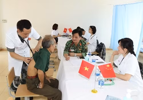 外交关系提高越南军医的地位 ảnh 1