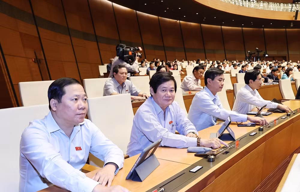越南第十四届国会第十一次会议：免去政府副总理和12位部长和政府成员的职务 ảnh 1