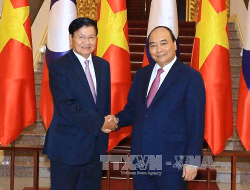 越南政府总理阮春福与老挝总理通伦•西苏里举行会谈 ảnh 1