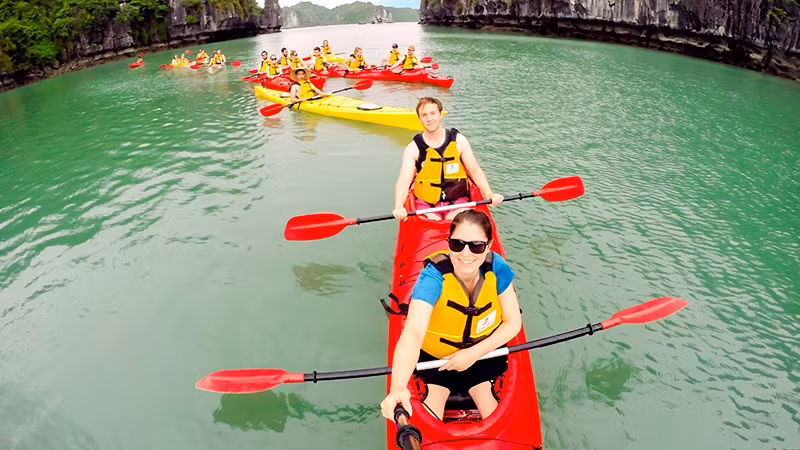 营造文明旅游服务环境 吸引更多游客赴下龙湾参观 ảnh 1