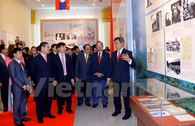 越老建交55周年：越老传统关系图片展在老挝开展 ảnh 1