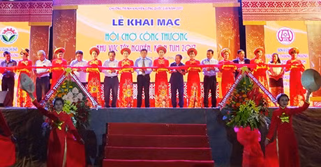 2017年西原地区崑嵩工贸展会：增加越南货的知名度 ảnh 1