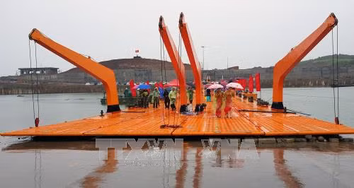 广宁省横跨卡龙河的临时浮桥正式合龙 ảnh 2