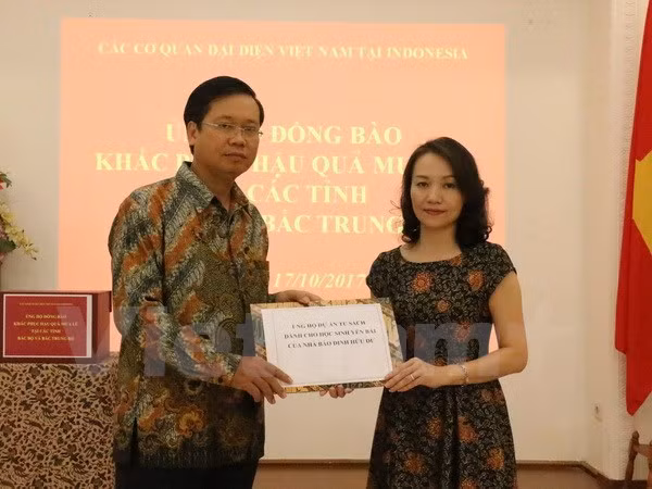 在印尼越南人捐款支持国内受灾群众 协助实现丁有余记者的梦想 ảnh 2 在印尼越南人捐款支持国内受灾群众 协助实现丁有余记者的梦想 ảnh 2