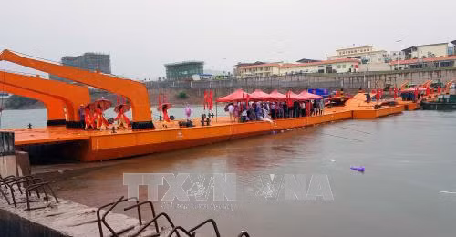 广宁省横跨卡龙河的临时浮桥正式合龙 ảnh 3
