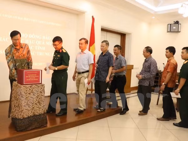 在印尼越南人捐款支持国内受灾群众 协助实现丁有余记者的梦想 ảnh 1 在印尼越南人捐款支持国内受灾群众 协助实现丁有余记者的梦想 ảnh 1