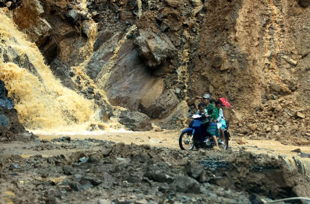 政府总理要求集中精力做好灾后恢复重建工作 ảnh 1