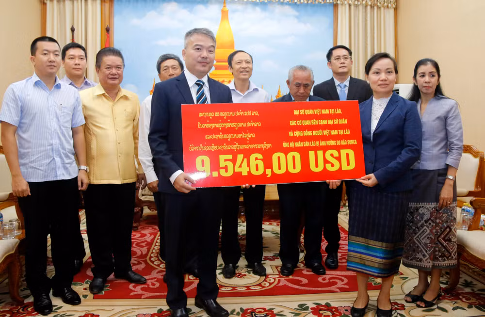 旅居老挝越侨捐款帮助老挝台风受灾灾民 ảnh 2