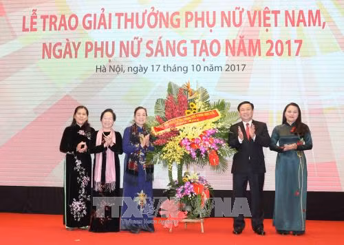 政府副总理王廷惠出席2017年“越南妇女奖”颁奖仪式 ảnh 1