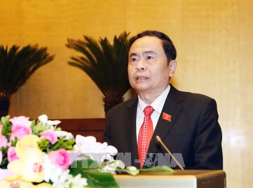  越南第十四届国会第四次会议：阮春福作了2017年经济社会发展计划执行情况的报告 ảnh 3