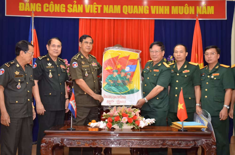 柬皇家军队响应“越老柬三国团结战斗之情”文学、艺术创作运动 ảnh 1