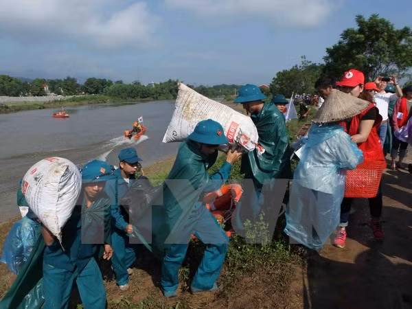 政府总理阮春福呼吁全国同胞和自然灾害防御力量主动应对自然灾害 ảnh 2