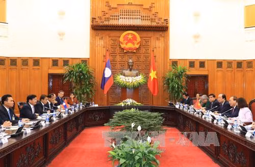 越南政府总理阮春福与老挝总理通伦•西苏里举行会谈 ảnh 2