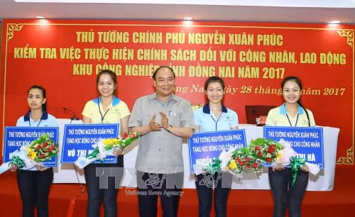 阮春福与同奈省劳动者交谈了解其心愿 ảnh 2