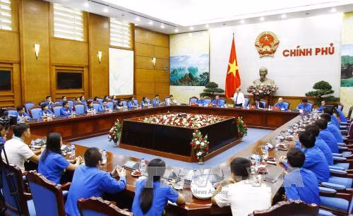 越南全国45名优秀青年干部和公务员获表彰 ảnh 1