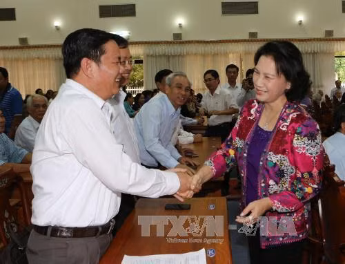 越南国会主席阮氏金银接触芹苴市选民 ảnh 1 越南国会主席阮氏金银接触芹苴市选民 ảnh 1